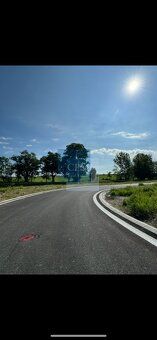 Ponúkame na predaj pozemok na výstavbu haly – pri Pezinku
Ce