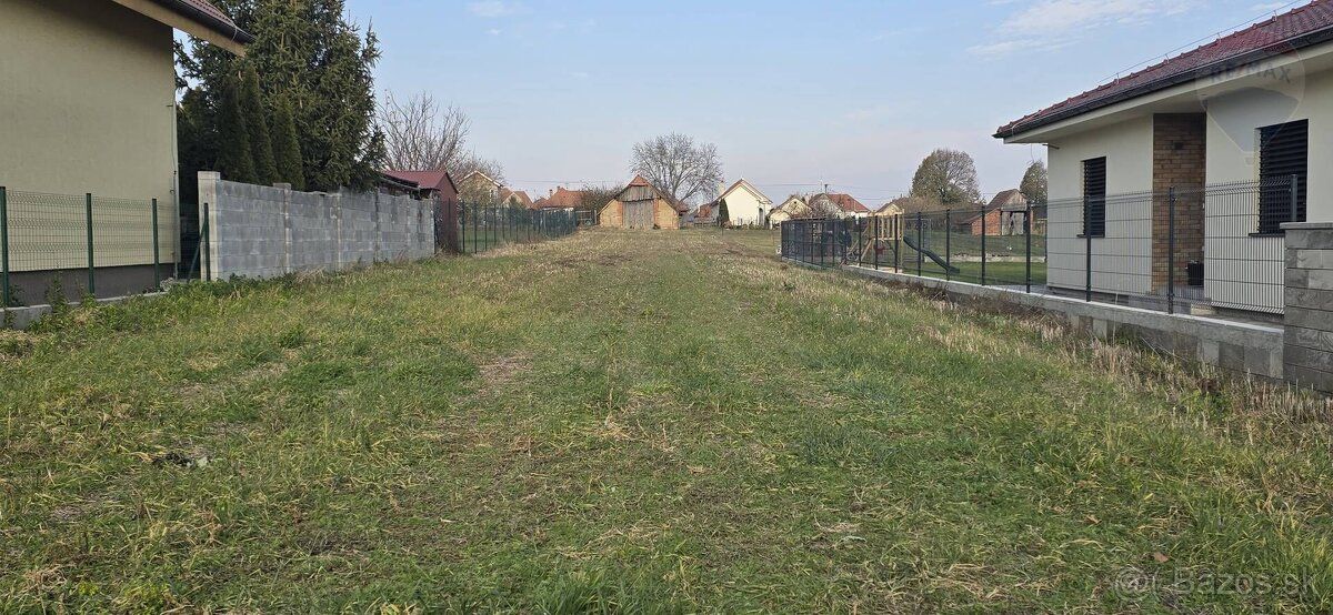 Na predaj stavebný pozemok v obci Belince:
Rozloha: 1354 m²
