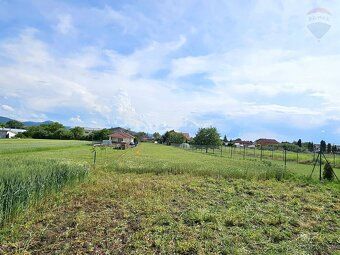 Na predaj stavebný pozemok v obci Belince:
Rozloha: 1354 m²
