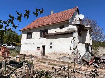 Ponúkame na predaj starší dvojpodlažný, podpivničený rodinný