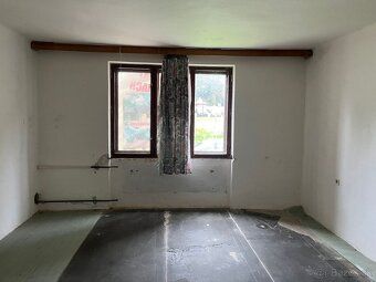 Ponúkame na predaj starší dvojpodlažný, podpivničený rodinný