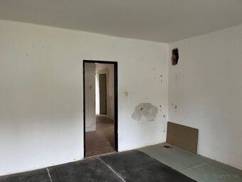 Ponúkame na predaj starší dvojpodlažný, podpivničený rodinný
