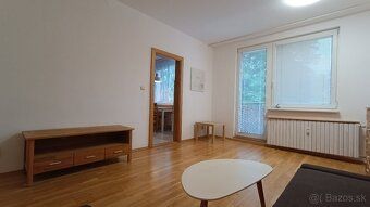 Prenajmem slnečný 2-izbový byt (65 m²) na 1. poschodí v tich