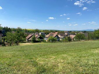 Ponúkam na predaj slnečný pozemok o výmere 567 m² priamo v c