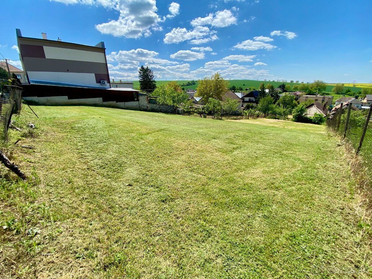Ponúkam na predaj slnečný pozemok o výmere 567 m² priamo v c