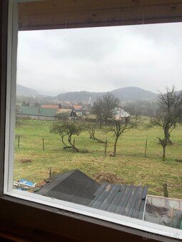 CHATKA s mierne sahovitým a slnečným pozemkom v obci Kráľovc