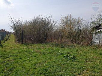 Ponúkame na predaj pozemok vo vinohradníckej lokalite v Skal