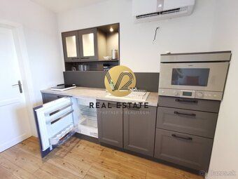 Maroš Vereš +421 904 086 200 e-mail:
V2 real estate ponúka n