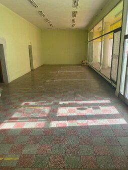 Budova sa nachádza v centre strediskovej obce Chynorany. Poz