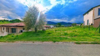 Slnečný pozemok s krásnymi výhľadmi v pokojnej lokalite Orav