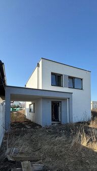 FOX / Ponúkame na predaj pekný 4 izbový rodinný dom s garážo