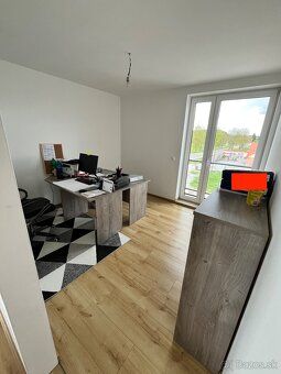Veľkosťou nadštandardná kancelária (vyše 99 m2) na prenájom 