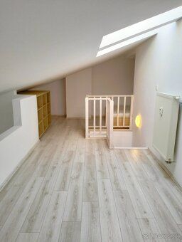 ! Cena bytu je 210 000€ + parkovacie miesto 15 000€ !
Ponúka