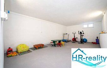 Ponúkame na predaj priestranný, slnečný prízemný dom na s vý