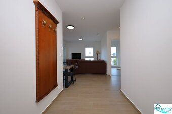 Ponúkame na predaj komfortne a moderne zariadený byt s funkč