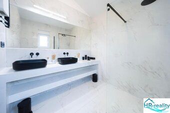 Ponúkame na predaj vilku vo výstavbe s bazénom 210 m2 v loka
