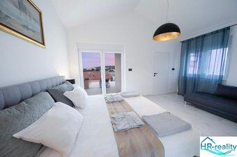 Ponúkame na predaj vilku vo výstavbe s bazénom 210 m2 v loka