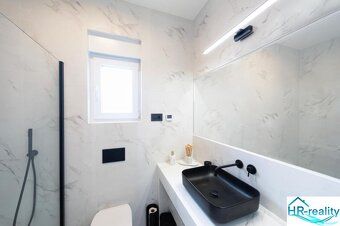 Ponúkame na predaj vilku vo výstavbe s bazénom 210 m2 v loka