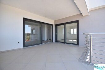 Ponúkame na predaj 3 izbový svetlý, priestranný, moderný byt