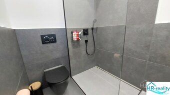 V meste Novalja sa nachádza táto moderná novostavba, ktorá s