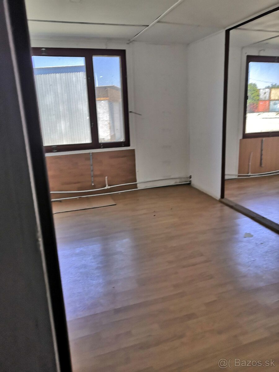Ponúkam ma prenájom sklady, 10m2 15m2 a 30m2.Sklady sa dajú 