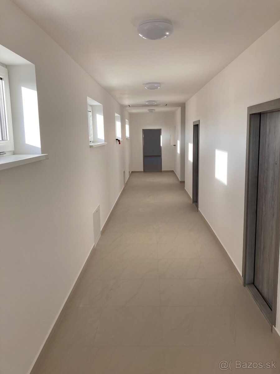 Ponúkam na prenájom kanceláriu v centre mesta Nesvady,ktorá 