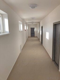 Ponúkam na prenájom kanceláriu v centre mesta Nesvady,ktorá 