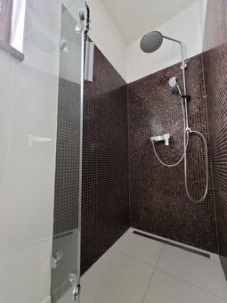 Ponúkame na predaj zrekonštruovaný 3-izbový byt v rodinnom d