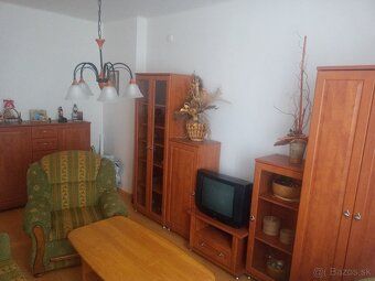 Predám 2. izbový byt o rozlohe 46 m2. Byt je situovaný na 2 