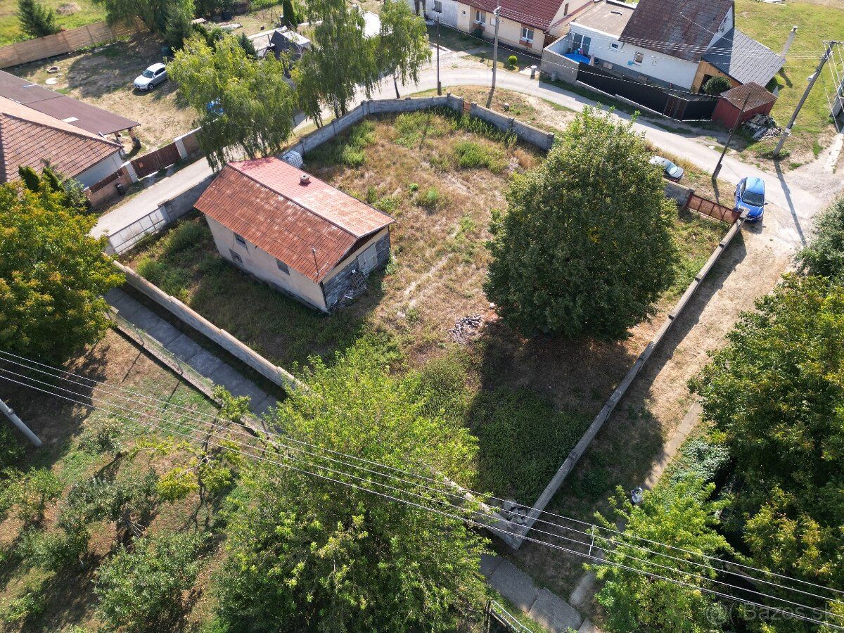 Dám do dlhodobého prenájmu oplotený a dobre prístupný pozemo