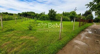 Ponúkame Vám na predaj tri stavebné pozemky v meste Želiezov