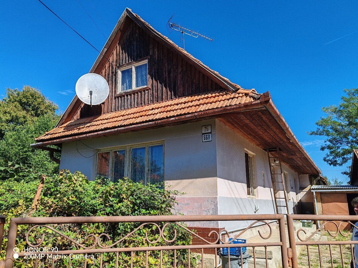Predám rodinný dom v obci Pukanec na ulici Hrnčiarska,dom je