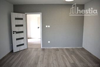 Hestia reality ponúka na predaj starší samostatne stojaci ro