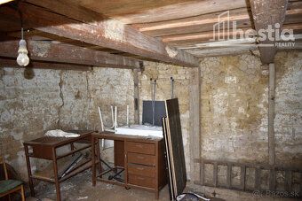 Hestia reality ponúka na predaj starší samostatne stojaci ro