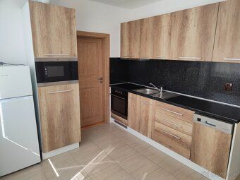 Ponúkam na prenájom 3-izbový byt /74 m2/v centre mesta Vrábl