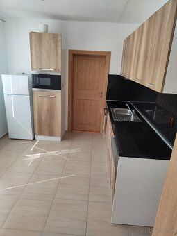 Ponúkam na prenájom 3-izbový byt /74 m2/v centre mesta Vrábl