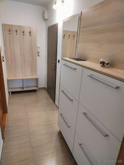 Ponúkam na prenájom 3-izbový byt /74 m2/v centre mesta Vrábl