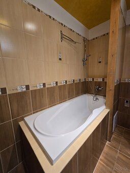 Ponúkam na predaj veľký slnečný 4 izbový byt s balkónom v Po
