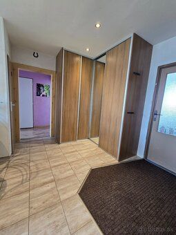 Ponúkam na predaj veľký slnečný 4 izbový byt s balkónom v Po