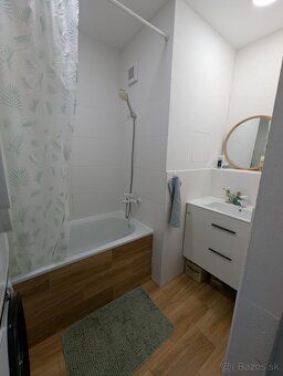 Ponúkame na prenájom priestranný 3-izbový byt o výmere 80m2.