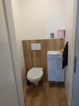Ponúkame na prenájom priestranný 3-izbový byt o výmere 80m2.