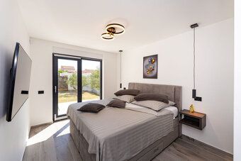 LUXUSNÁ KOMPLETNE ZARIADENÁ MODERNÁ VILA S BAZÉNOM. Severná 
