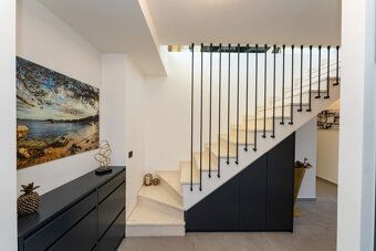 LUXUSNÁ KOMPLETNE ZARIADENÁ MODERNÁ VILA S BAZÉNOM. Severná 