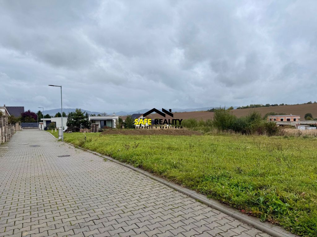 Ponúkame Vám na predaj slnečný rovinatý stavebný pozemok so 