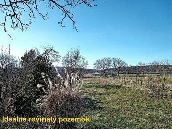 Stavebný pozemok, slnečný a ideálne rovinatý. Realitná kance