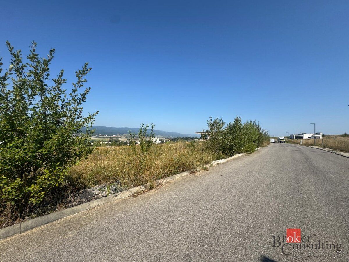 Ponúkame na predaj stavebný pozemok o výmere 885 m², nachádz