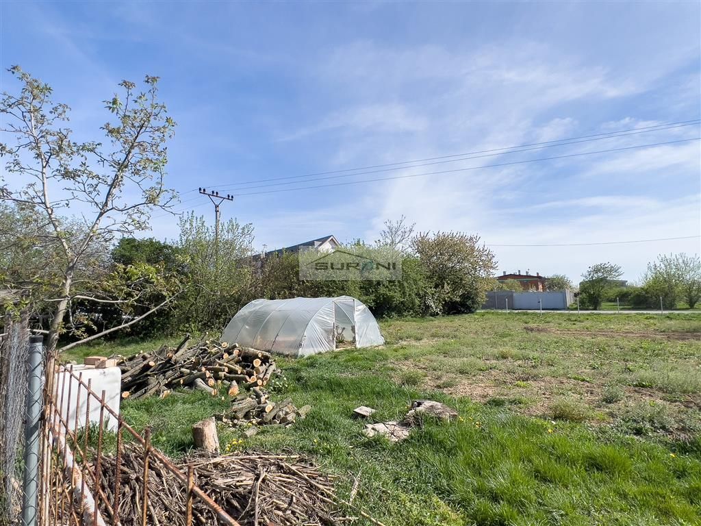 Ponúkame na predaj ornú pôdu s výmerou 1023 m2 a priamym prí