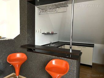 Ponúkame Vám na predaj samostatne stojaci rodinný dom s poze