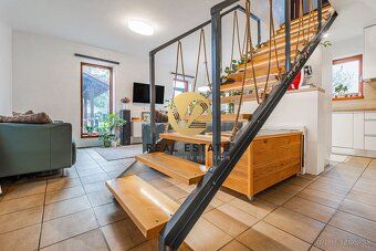 Maroš Vereš +421 904 086 200 e-mail:
V2 real estate ponúka n