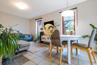 Maroš Vereš +421 904 086 200 e-mail:
V2 real estate ponúka n